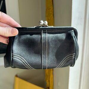 Vintage Coach Black Leather Kisslock Coin Purse (missing wristlet connector)